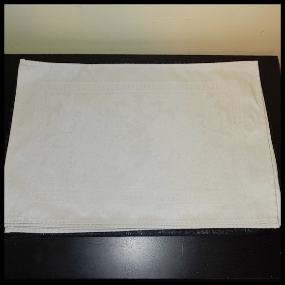 4 White Placemats - Picture 7 of 9